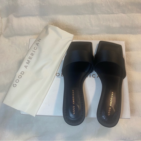 New in a Box GOOD AMERICAN - Kickstand Slide Sandal -
Black - Size 7 - Picture 12 of 16